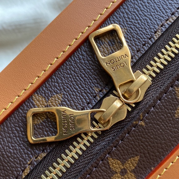 Louis Vuitton - Picture 8 of 11